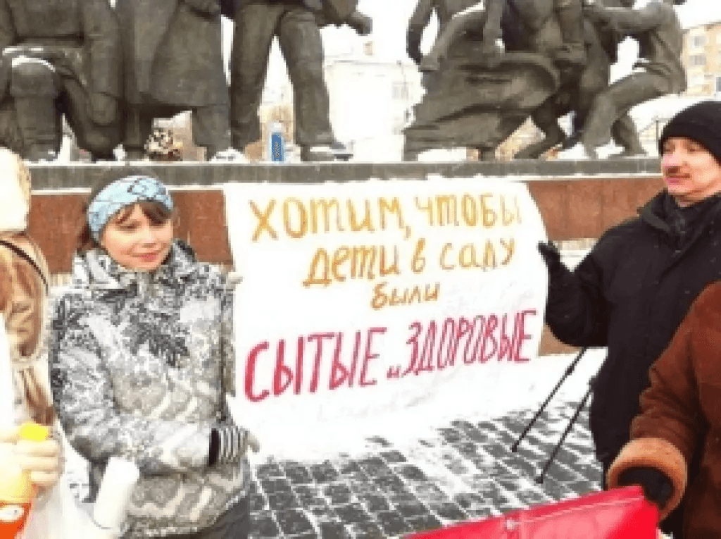 Акция под лозунгами "Нет "самолетной" еде в детсадах!" и "Оставьте нам наших медсестер, поваров и педагогов!" пройдет около Департамента образования Москвы